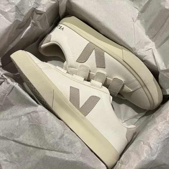 🎈3 sz 6, 3 sz 7 left🎈🔹NEW IN BOX Veja Recife sneakers