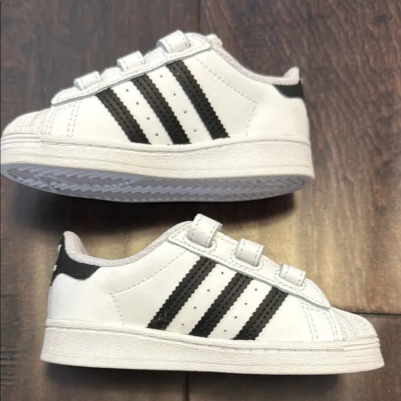 Adidas Gender Neutral White and Black Classic superstar Sneakers! Worn one time!