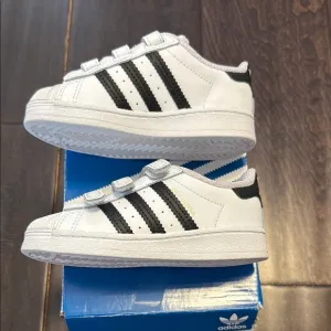 Adidas Gender Neutral White and Black Classic superstar Sneakers! Worn one time!