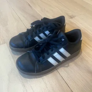Adidas Girls Classic Three Stripe Kids Sneakers 1