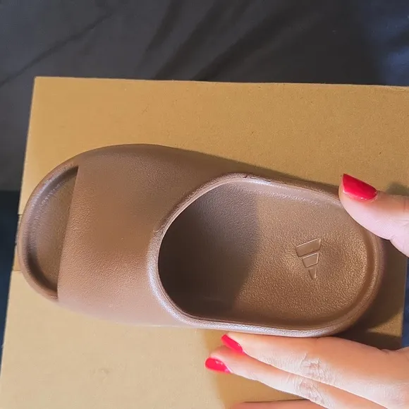 Adidas Yeezy Slide Kids in Flax 9k
