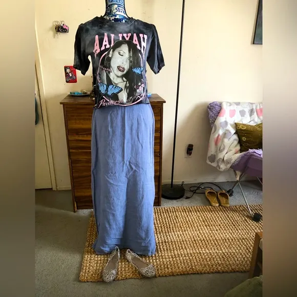 Adorable blue 💯% linen maxi skirt w/side splits