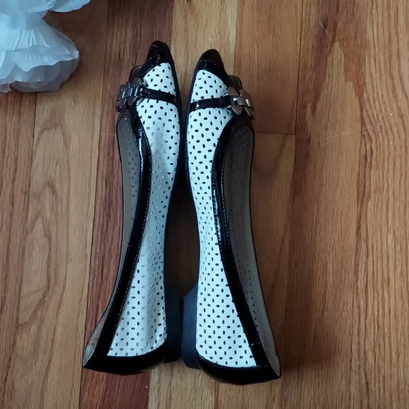 Adrienne Vittadini Alva Open Toed Flats Size 8.5