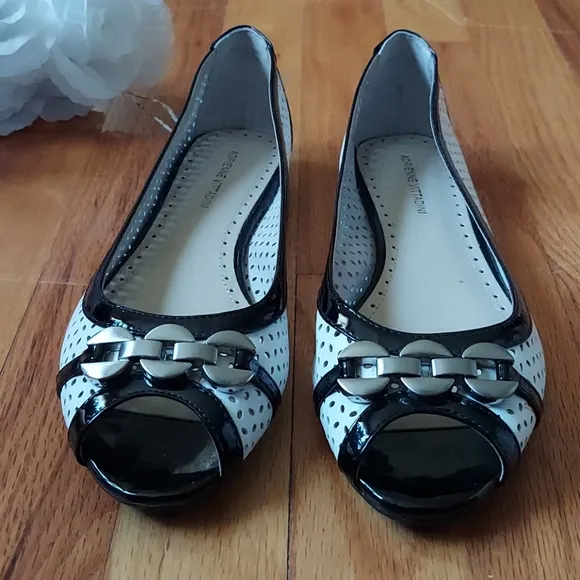 Adrienne Vittadini Alva Open Toed Flats Size 8.5