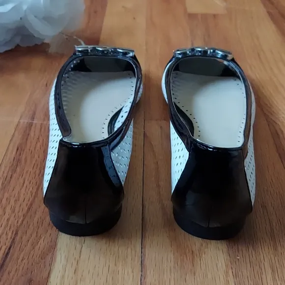 Adrienne Vittadini Alva Open Toed Flats Size 8.5