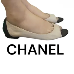 Authentic Chanel luxury designer signature suede leather open toe flats sz 8.5