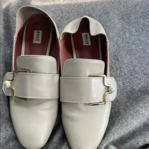 Bally Janelle Loafers Leather Almond Toe Faux Pearl EU Size 38 US Size 7