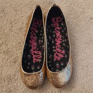 Betsyville by Betsy Johnson Gold Glitter Flats, Size 8.5