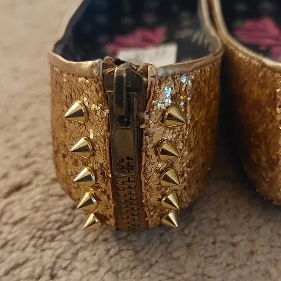 Betsyville by Betsy Johnson Gold Glitter Flats, Size 8.5