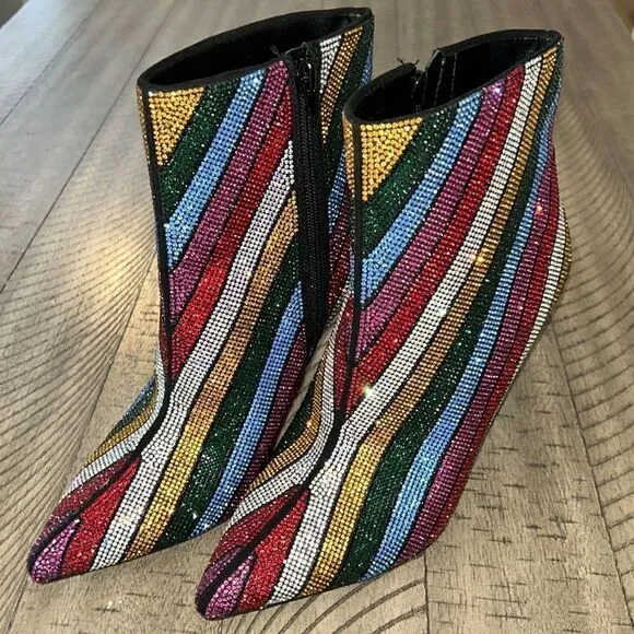 Bling! These sequins boots 🪩 👢👢 are ready to dance 💃 and mingle. HolidayChic