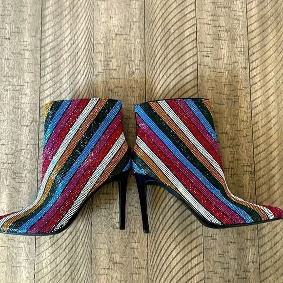 Bling! These sequins boots 🪩 👢👢 are ready to dance 💃 and mingle. HolidayChic