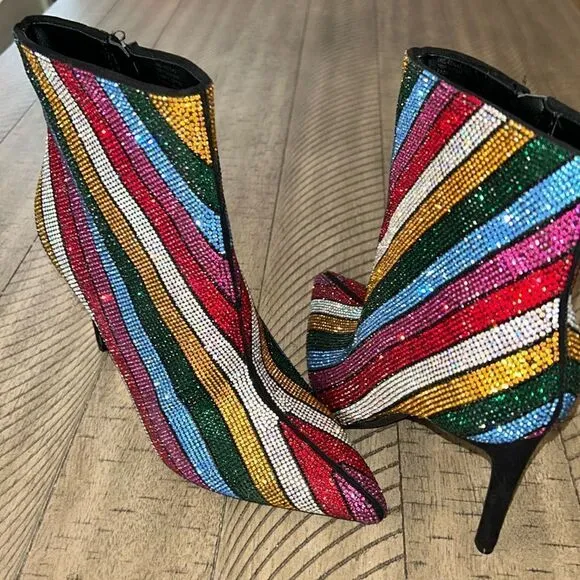 Bling! These sequins boots 🪩 👢👢 are ready to dance 💃 and mingle. HolidayChic