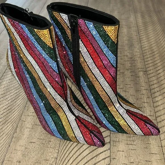 Bling! These sequins boots 🪩 👢👢 are ready to dance 💃 and mingle. HolidayChic