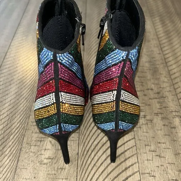 Bling! These sequins boots 🪩 👢👢 are ready to dance 💃 and mingle. HolidayChic
