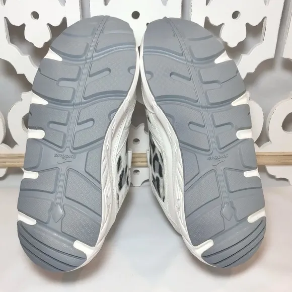 BROOKS ADDICTION WALKER VELCRO V-STRAP, STYLISH UPCYCLED SNEAKER, WHITE, SZ 9.5B