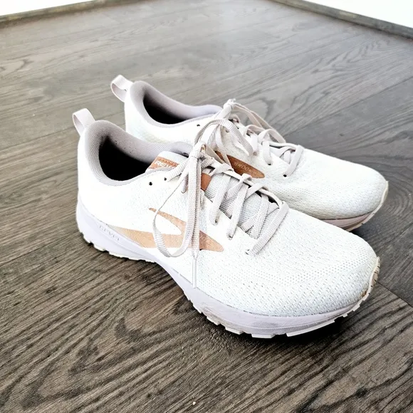 Brooks Revel 4 Women's Cream and Tan Sneakers