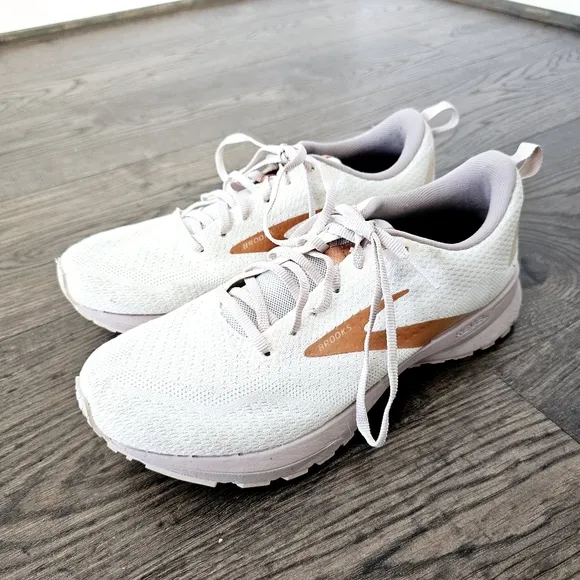 Brooks Revel 4 Women's Cream and Tan Sneakers