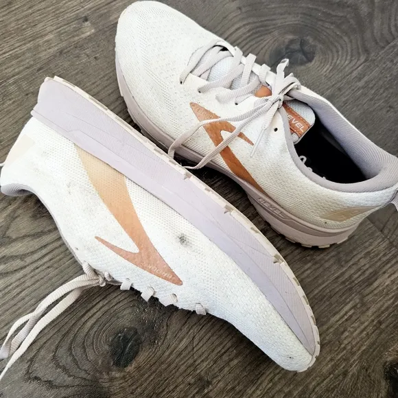 Brooks Revel 4 Women's Cream and Tan Sneakers