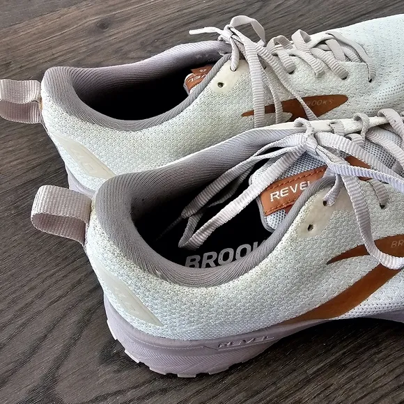 Brooks Revel 4 Women's Cream and Tan Sneakers