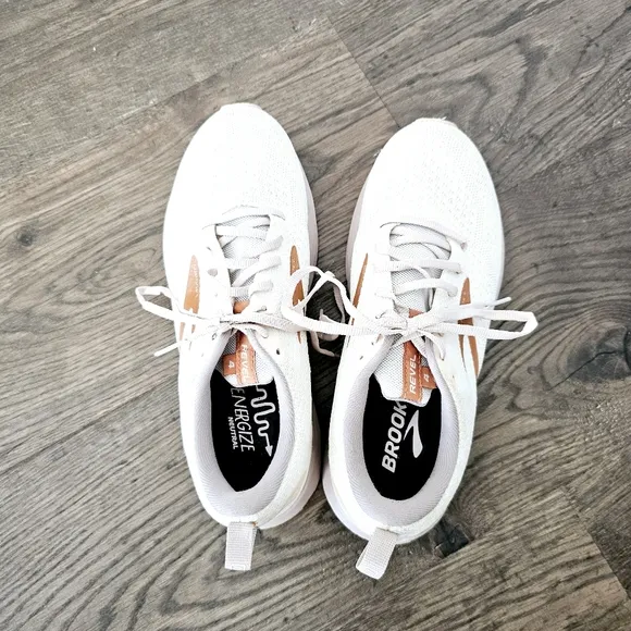 Brooks Revel 4 Women's Cream and Tan Sneakers