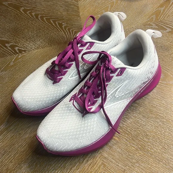 BROOKS Women's Levitate 5 Running Sneakers 7