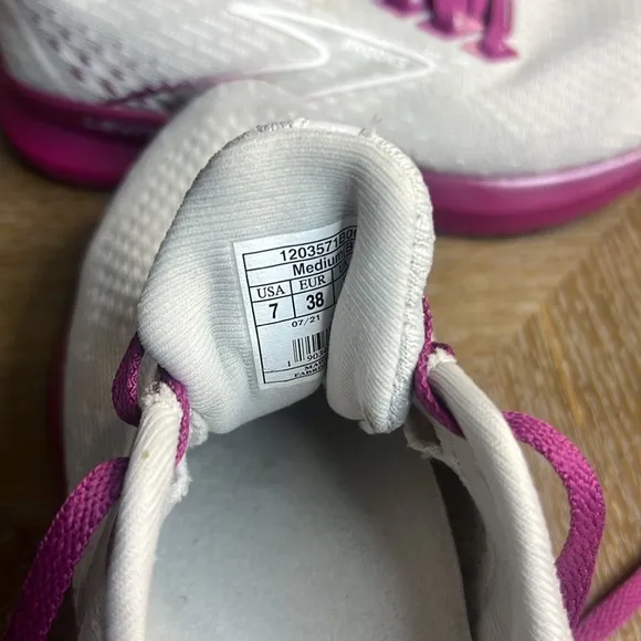BROOKS Women's Levitate 5 Running Sneakers 7