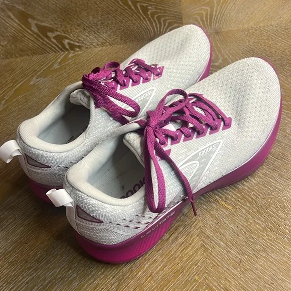 BROOKS Women's Levitate 5 Running Sneakers 7
