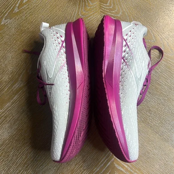 BROOKS Women's Levitate 5 Running Sneakers 7