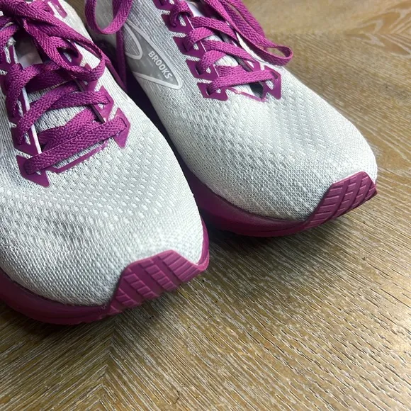 BROOKS Women's Levitate 5 Running Sneakers 7