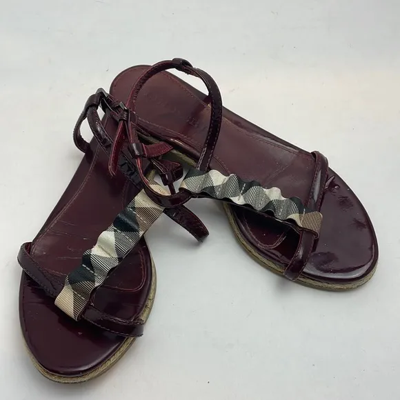 Burberry Burgundy Patent Leather Nova Check Coated Canvas T-Strap Flat Size 5