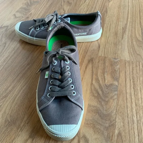 Cariuma Pantone Gray Canvas Low top Lifestyle Sneakers Size 10 Men 11.5 Women