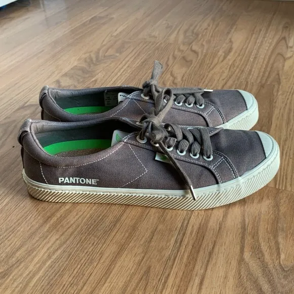 Cariuma Pantone Gray Canvas Low top Lifestyle Sneakers Size 10 Men 11.5 Women