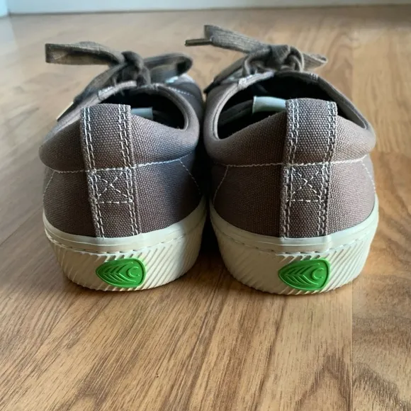Cariuma Pantone Gray Canvas Low top Lifestyle Sneakers Size 10 Men 11.5 Women