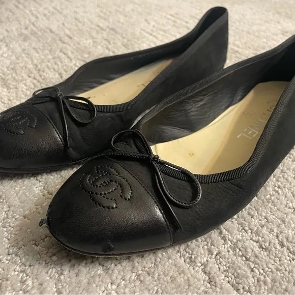 CHANEL Black Flats Timeless Elegance - Used