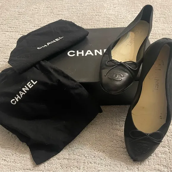 CHANEL Black Flats Timeless Elegance - Used