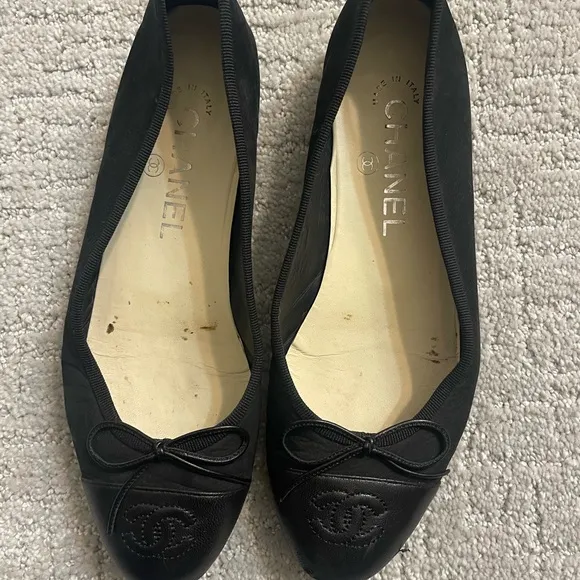 CHANEL Black Flats Timeless Elegance - Used
