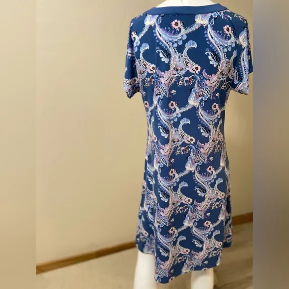Chico’s~Charming~Soft~Stretchy~Paisley Print~V-Neck~Short Sleeve~Dress~Size 8