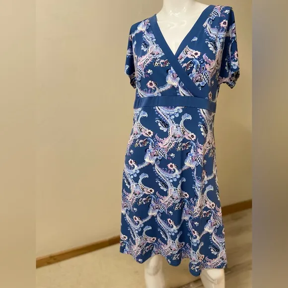 Chico’s~Charming~Soft~Stretchy~Paisley Print~V-Neck~Short Sleeve~Dress~Size 8