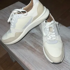 Clarks UN Rio Leather Neutral Toned Sneakers