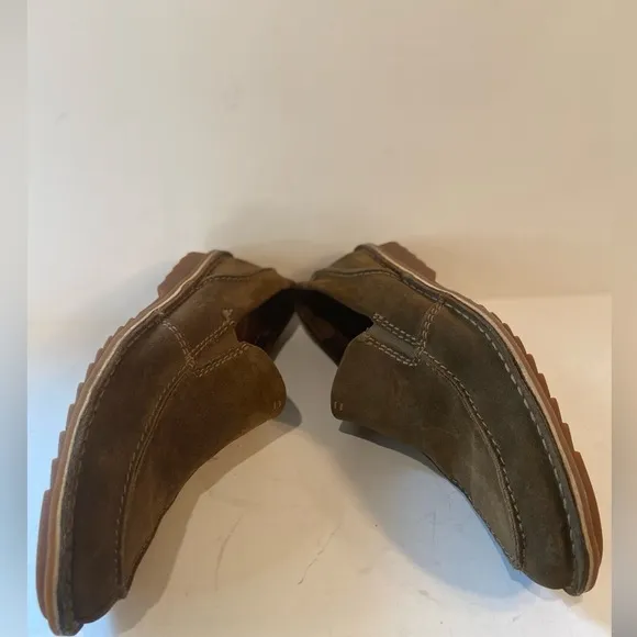 Clarks~Men’s Brown Suede Leather Comfort Loafers~Traction Control Outsole~Size 9