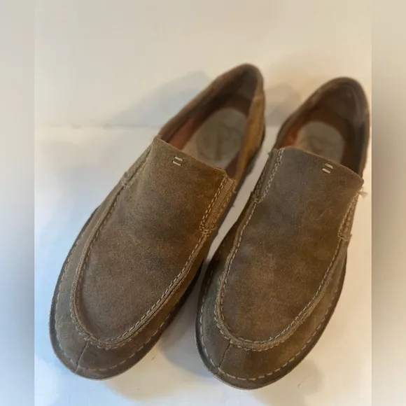 Clarks~Men’s Brown Suede Leather Comfort Loafers~Traction Control Outsole~Size 9