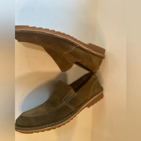 Clarks~Men’s Brown Suede Leather Comfort Loafers~Traction Control Outsole~Size 9