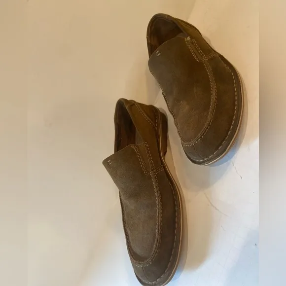 Clarks~Men’s Brown Suede Leather Comfort Loafers~Traction Control Outsole~Size 9