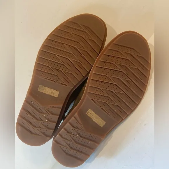 Clarks~Men’s Brown Suede Leather Comfort Loafers~Traction Control Outsole~Size 9