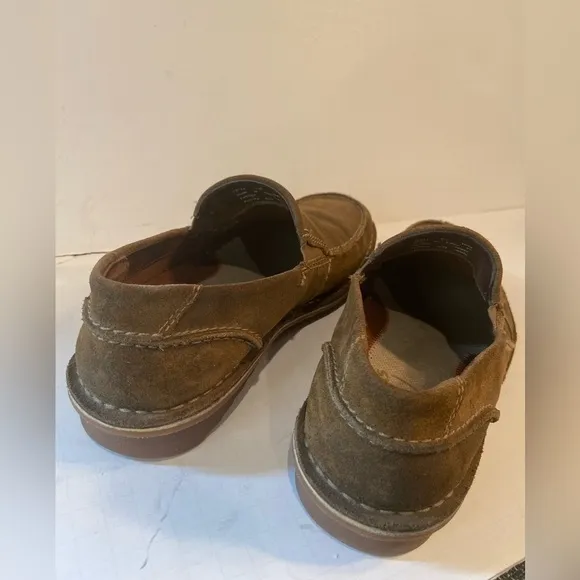 Clarks~Men’s Brown Suede Leather Comfort Loafers~Traction Control Outsole~Size 9