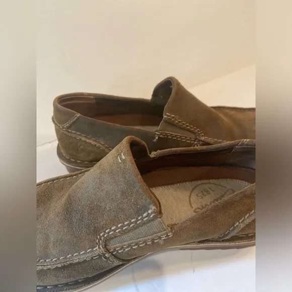 Clarks~Men’s Brown Suede Leather Comfort Loafers~Traction Control Outsole~Size 9