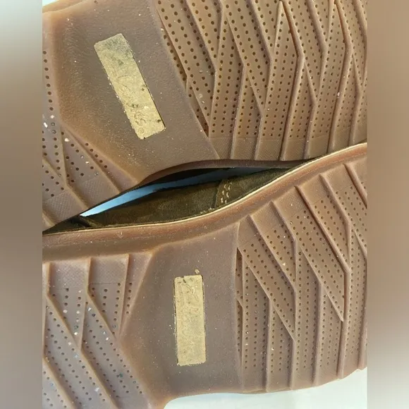 Clarks~Men’s Brown Suede Leather Comfort Loafers~Traction Control Outsole~Size 9
