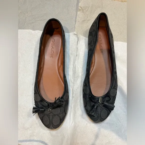 COACH C Logo Bea Black/Gray FeminineClassicDressy Charm Tassel Ballet Flats Sz 9