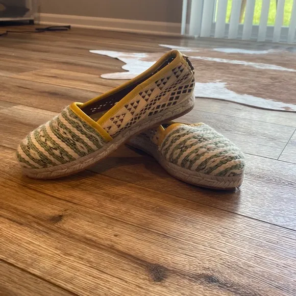 Cobra Society flats made with wool and leather: Bohemian, Folk, Naturalist