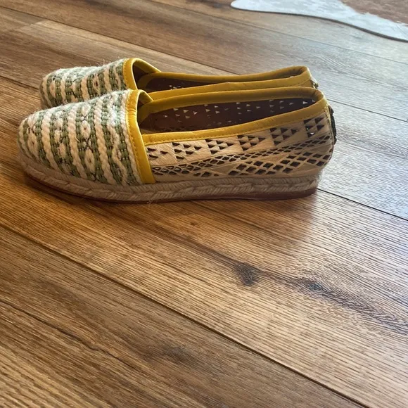 Cobra Society flats made with wool and leather: Bohemian, Folk, Naturalist